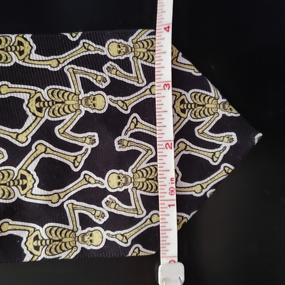 Fun skeleton necktie - Picture 3 of 4
